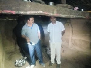 घटनास्थळी पाहणी करताना पोलिस अधिकारी